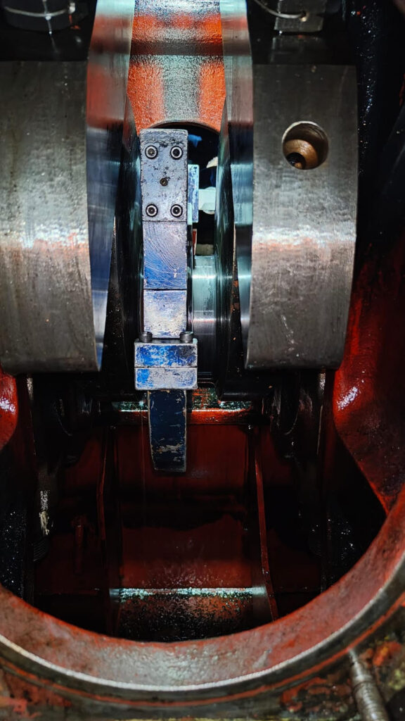  Insitu Crankshaft grinding of Daihatsu 6DK-20 engine