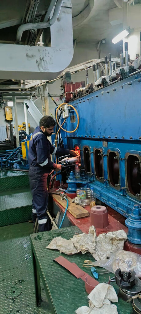 Onsite Crankshaft Grinding of MAK 6M20 Auxiliary Engine