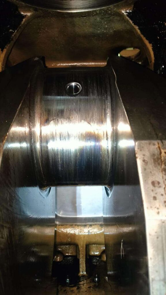 Crankpin Wear and Scoring Marks on Crankshaft of Bergen B32:40L8P Engine