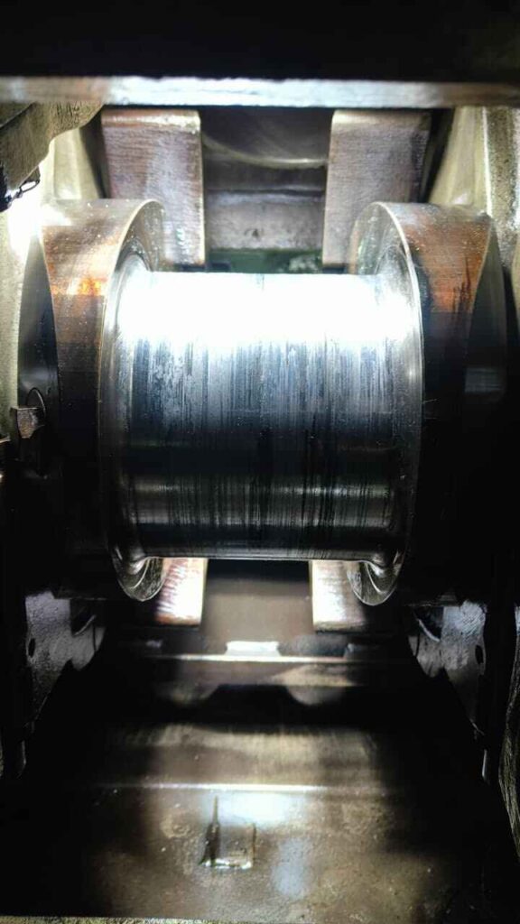Crankpin Wear and Scoring Marks on Crankshaft of DUETZ SBV 12M 628 Engine