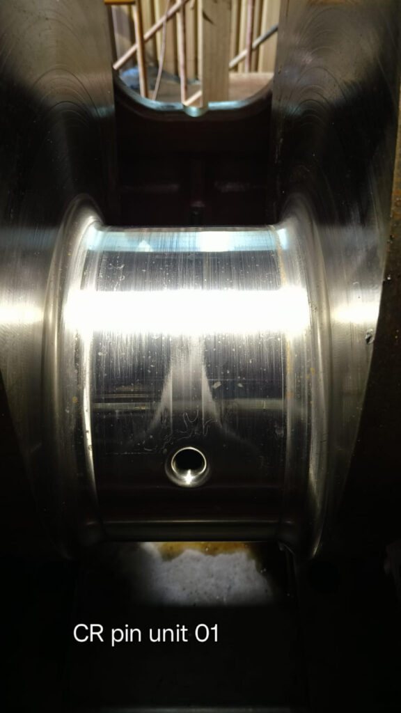 MAK-3 8CM32C Engine crankpin in damaged condition