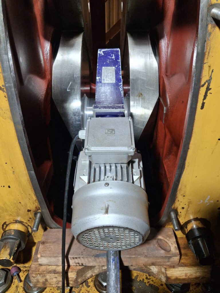 In Situ Crankshaft Grinding of MAK-3 8CM32C
